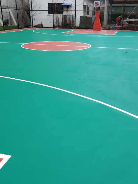 两当 球场长期使用易出现地面开裂